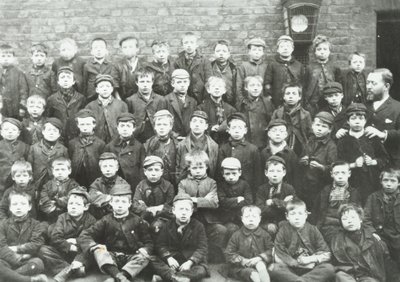 Chaucer Street School: Jungengruppe, 1895 von English Photographer