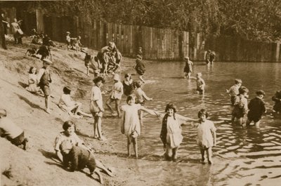 Kinder spielen im Hampstead-Teich von English Photographer