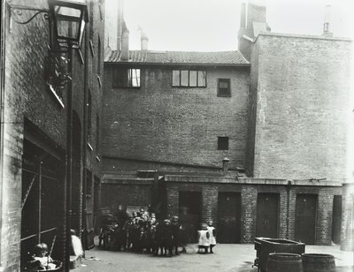 Dufferin Street: Costermongers Buildings, London, 1896 von English Photographer