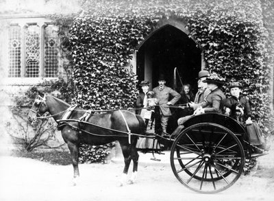 Pferde- und Kutschenfahrt, um 1890 von English Photographer