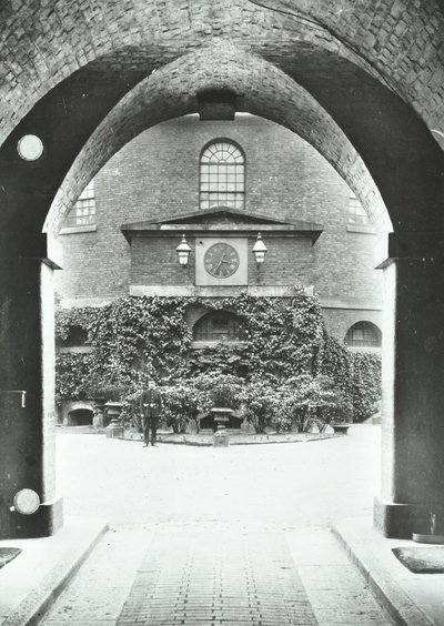 Millbank Prison: Kapelle durch Torbogen, 1885 von English Photographer
