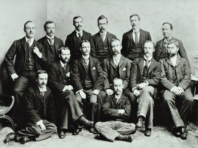 Rosendale Road School: Gruppe von Lehrern, 1897 von English Photographer