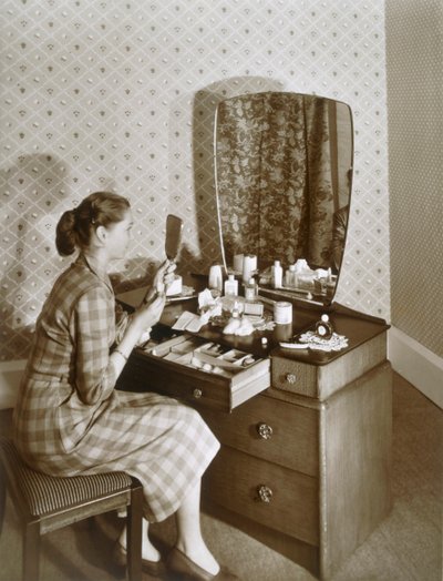 Frau an ihrem Schminktisch, ca. 1955 von English Photographer