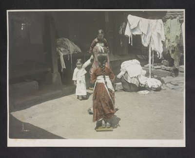 Junge Mädchen, Fotoalbum von Korea von English Photographer