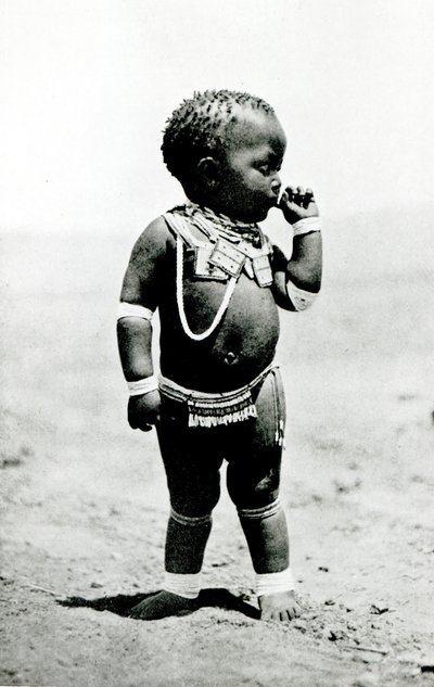 Zulu-Mädchen saugt am ersten Finger von English Photographer