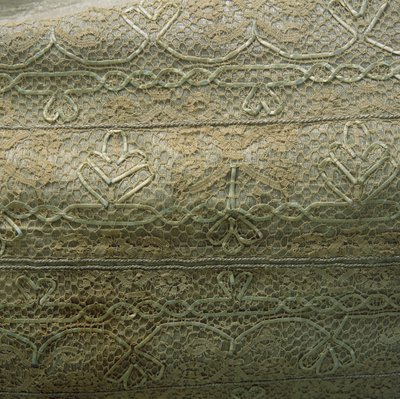 Detail eines Silbergewebekleides von English School