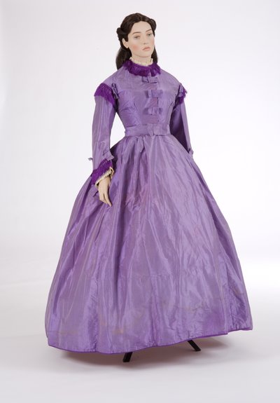 Lila Tageskleid, 1860er Jahre von English School