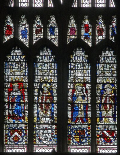Fenster c17 mit Figuren und Schilden unten von English School
