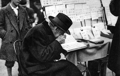 Ein alter Briefmarkenkäufer, Paris, 1931 von Ernest Flammarion