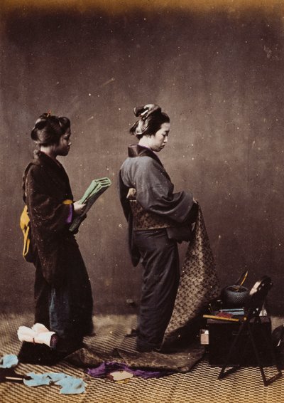 Japanische Frauen beim Ankleiden, ca. 1870-1880 von Felice Beato