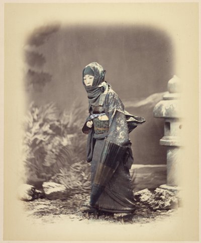 Frau in Winterkleidung von Felice Beato