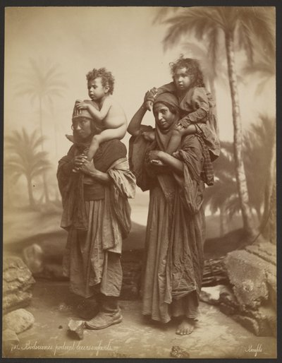 Beduinen, die ihre Kinder tragen von Félix Bonfils