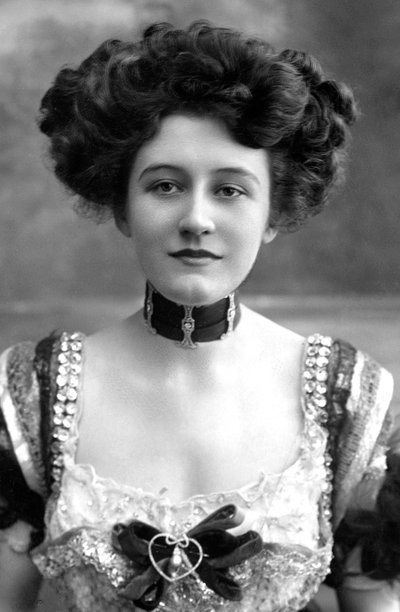 Elizabeth Firth, Schauspielerin, 1908 von Foulsham and Banfield
