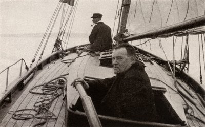 Hilaire Belloc in seinem Boot von French Photographer