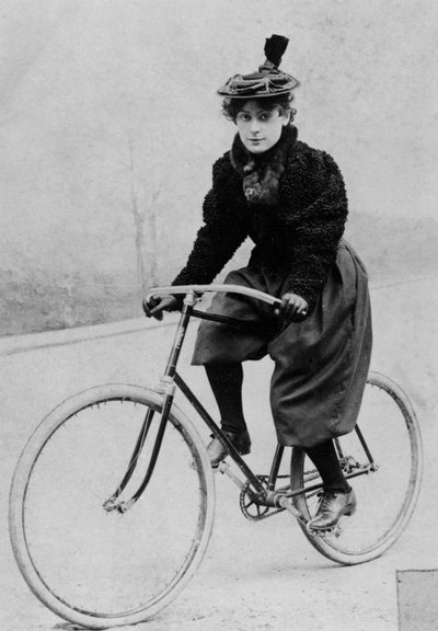 Frau auf einem Fahrrad, 1894 von French Photographer