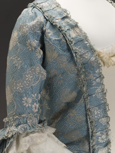 Blaues Kleid, um 1760 (Seidenbrokat) von French School