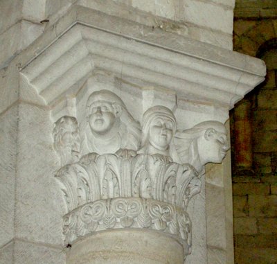 Kapitell mit Darstellung von drei Frauen von French School
