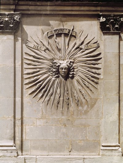 Relief der Sonne von der Fassade von French School