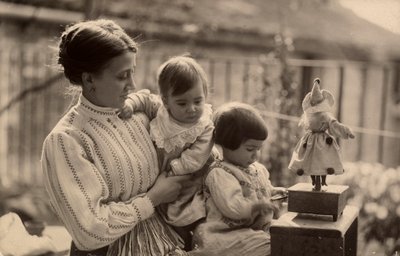 Frau mit Babys und Puppe von Phillipe de Marlier