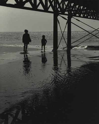 Zwei Kinder spielen am Strand von Godfrey Macdominic