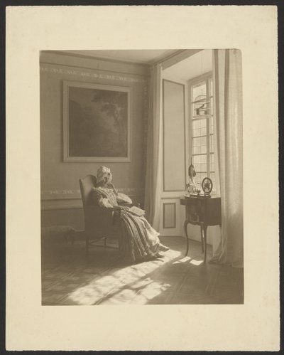 Innenraum mit sitzender Frau in Kostüm von Guido Rey