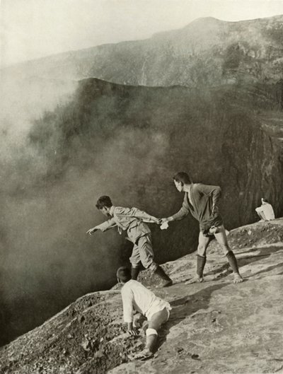 Am Rand des Kraters, Aso-San, 1910 von Herbert Ponting