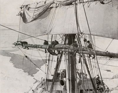 Segel einholen im Packeis, ca. 1910-1913, 1913 von Herbert Ponting