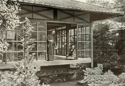 Namikawa San füttert seine Karpfen, 1910 von Herbert Ponting