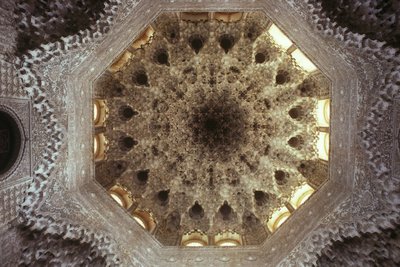 Decke der Halle der Abencerrajes von Islamic School