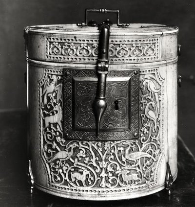 Zylindrische Schachtel mit Tieren geschnitzt, maurisch von Islamic School