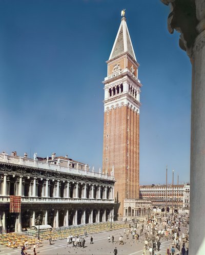 Die Libreria Sansoviniana und der Campanile von Italian School