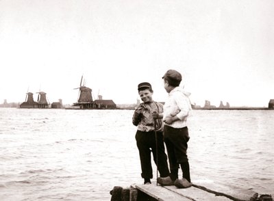 Jungen an einem Kanal, Laandam, Niederlande, 1898 von James Batkin