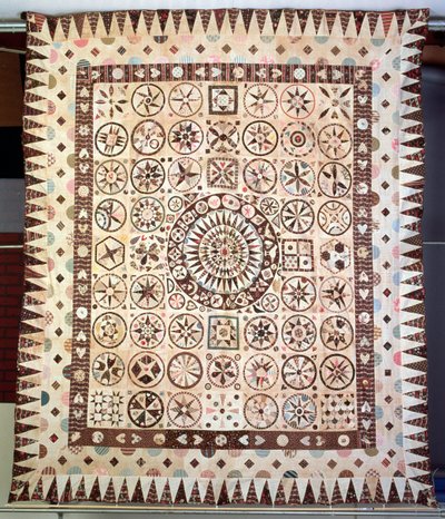 Patchwork-Bettdecke, Irland, 1850-60 von Jane Pizar