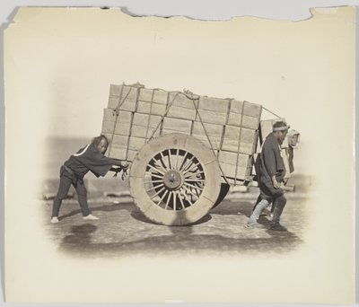 Männer ziehen einen Wagen von Japanese Photographer