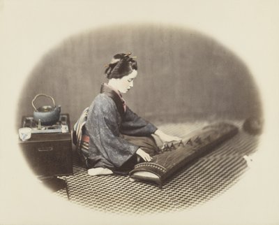 Frau spielt ein Koto von Japanese Photographer