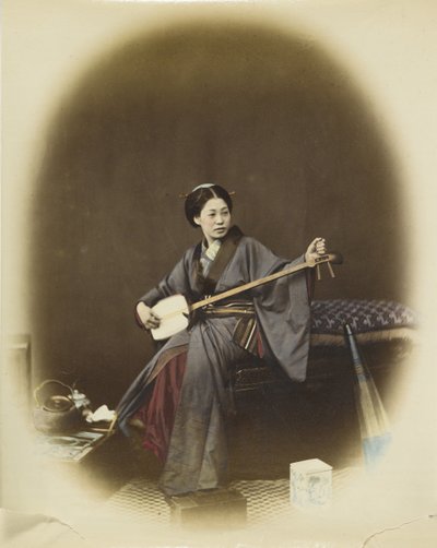 Frau spielt Shamisen von Japanese Photographer