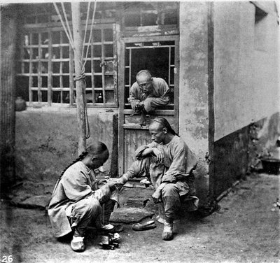 China, die Pediküre ca. 1870 (Foto) von John Thomson