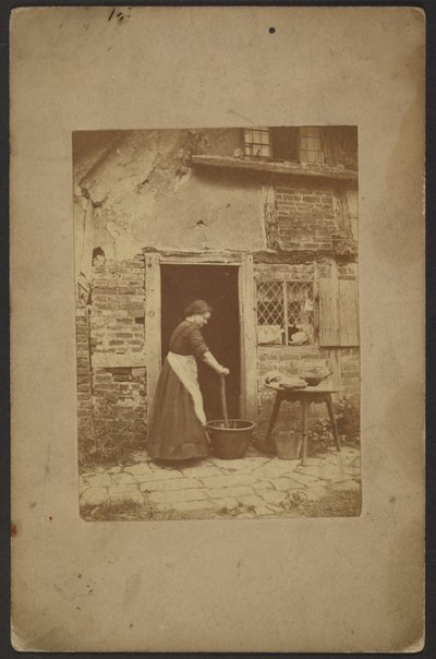 [Frau in Türöffnung] von John Whistler