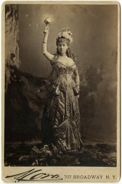 Mrs. Vanderbilt (Sepia-Druck) von José Maria Mora