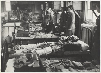 Ausrüstungskontrolle, 1939-45 von Jurian van Streeck or Streek