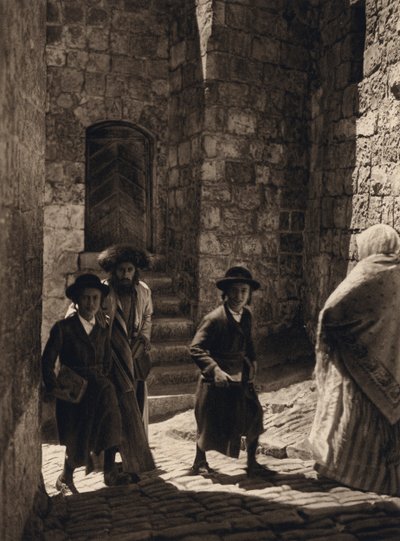 Jerusalem, Juden auf dem Weg zur Synagoge (s/w Foto) von Karl Grober