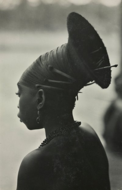 Mangbetu-Frisur, Foto von Kazimierz Zagórski, 1928-1938 von Kazimierz Zagórski