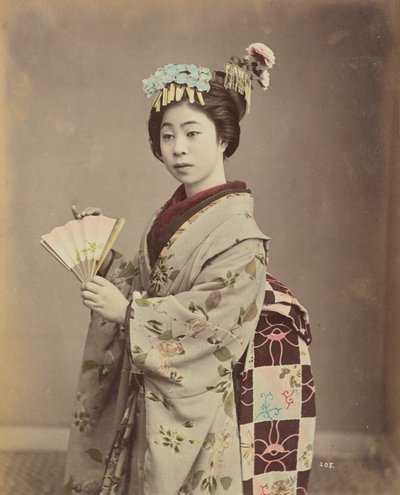 Junge Frau mit Fächer von Kusakabe Kimbei