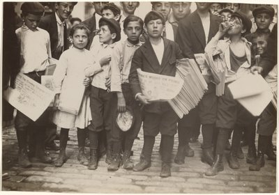 Menschenmenge von Zeitungsjungen, darunter ein Mädchen von Lewis W. Hine