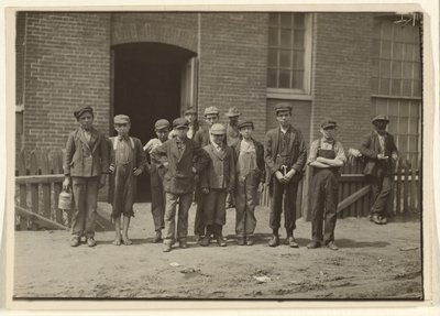 Mitarbeiter der Mühle außerhalb der Mühle, Massachusetts von Lewis W. Hine