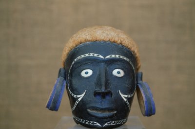 Männlicher Kopf mit Ohrringen, Skulptur von Unbekannt Unbekannt