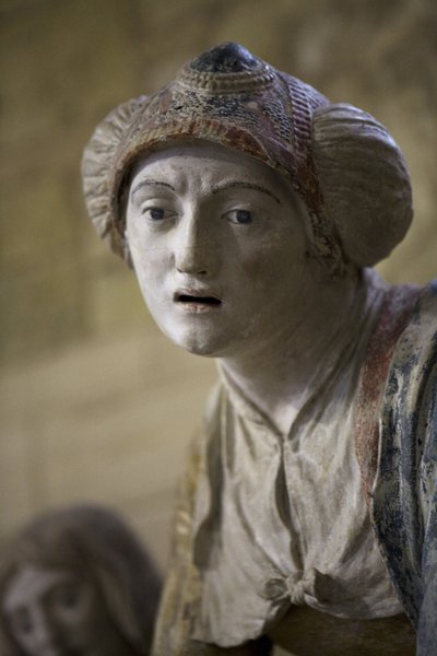 Heilige Frau mit Haube (bemalter Stein) von Ligier Richier