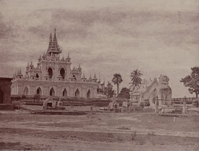 Amerapoora: Sindu Shwe koo Pagoda von Linnaeus Tripe