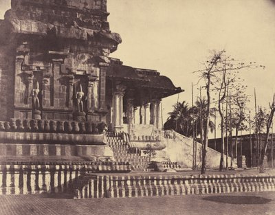 Tanjore: Große Pagode, Eingang nach außen blickend von Linnaeus Tripe