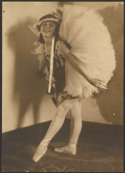 Ballerina mit Kopfschmuck von Louis Fleckenstein